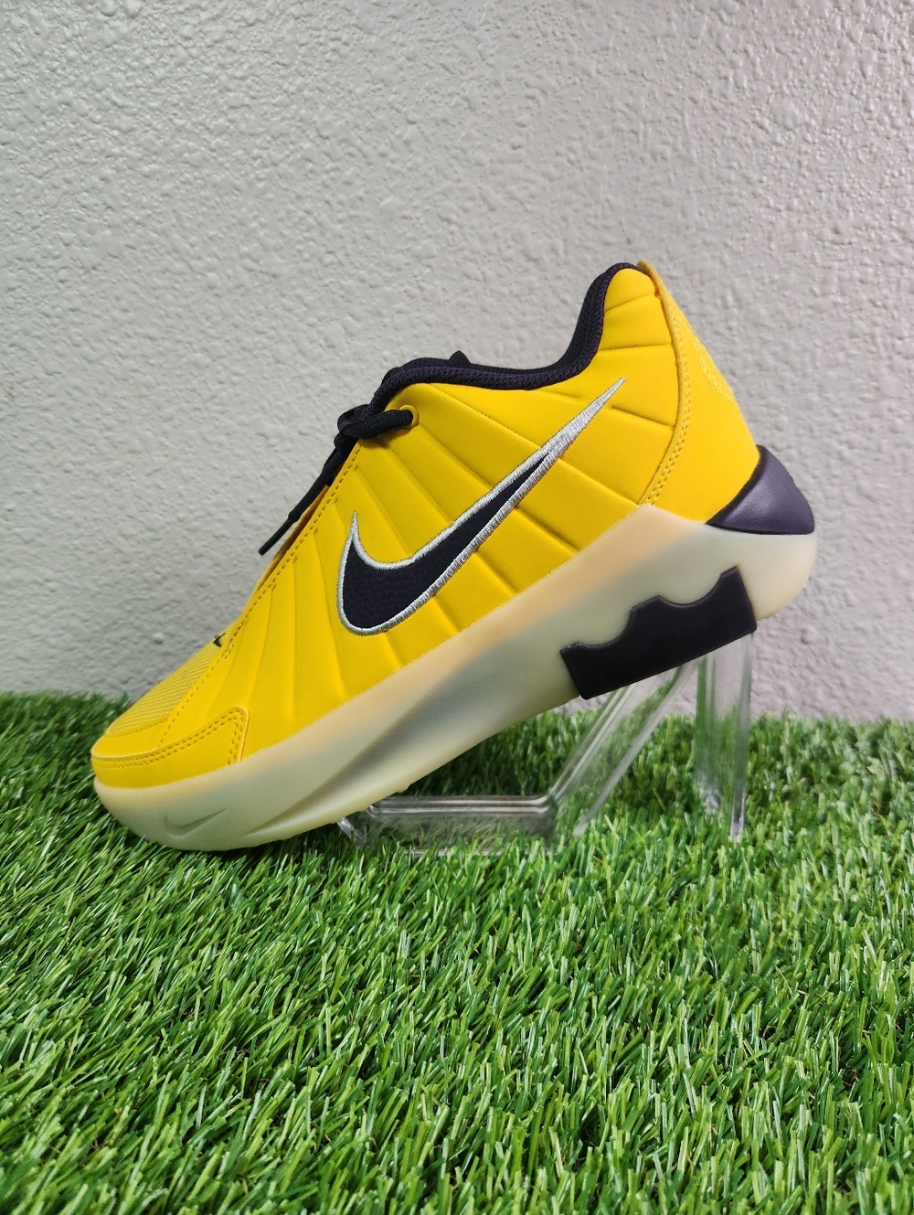Nike Lebron Witness 9 Kids Size 7Y/Womens 8.5 Soft Yellow Amarillo HV2270-700